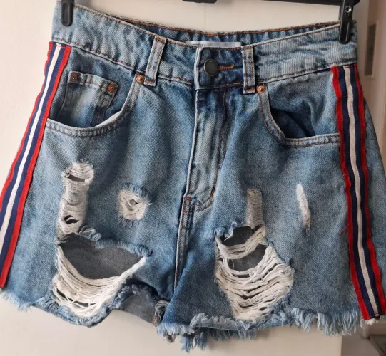 Mini shorts jeans com listras vermelhas,azul e branca número 36