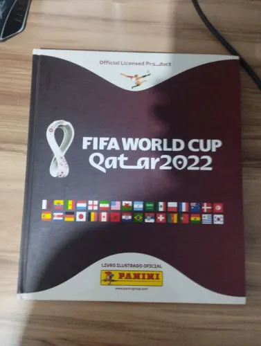 Álbum quase completo da copa de 2022 capa dura