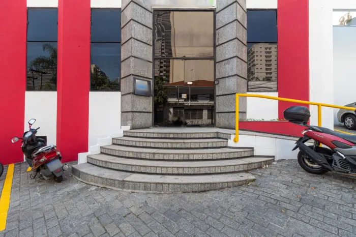 Loja na Rua Bernardino de Campos, 145 600 m²