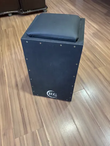 Cajon Acústico Inclinado Jeg Com Assento Acolchoado