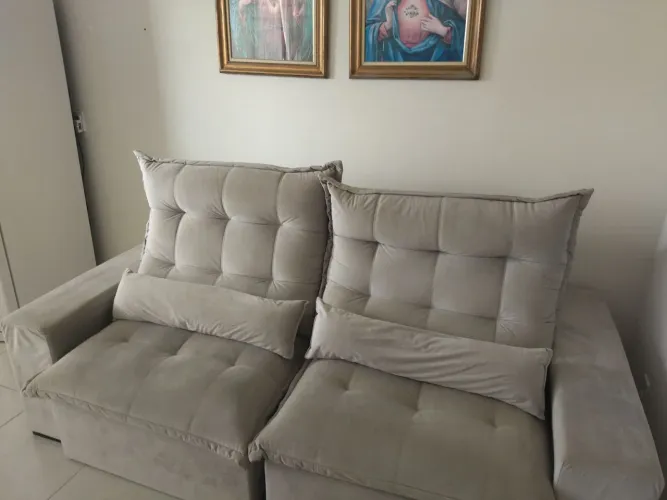 Vendo barato um sofá junto com uma cômoda