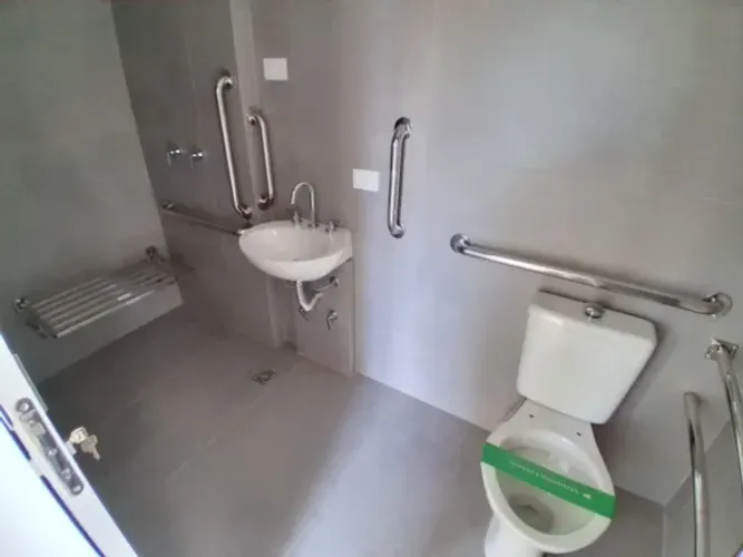 Kit Barras de Apoio Banheiro PCD em Aço Inox + Bancos Articulados