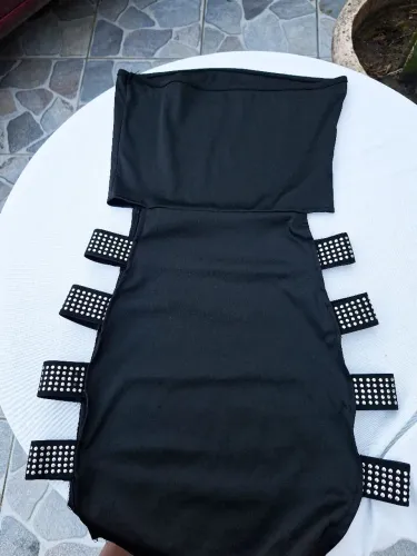 Vestido preto tomara que caia com tiras laterais