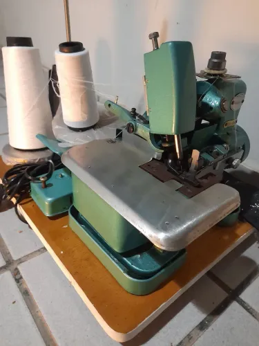 Máquina de costura semi-profissional