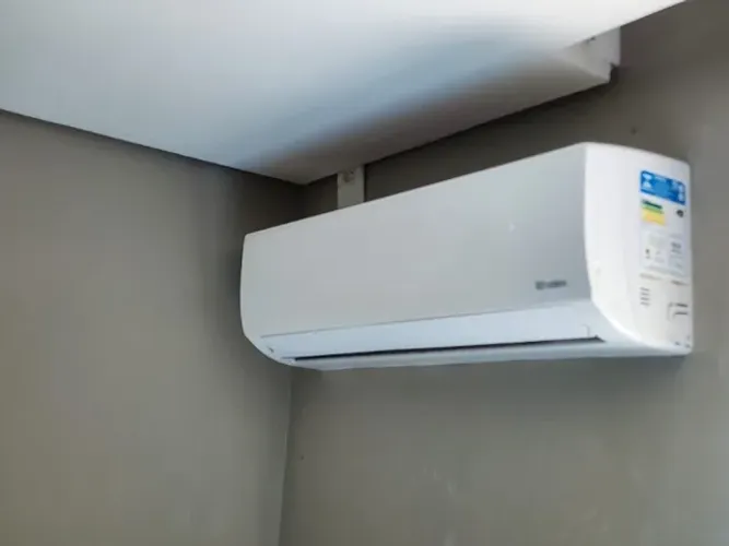 Ar condicionado Fontaine 9000 btus 110v com suporte, cabos tubulações e controle remoto