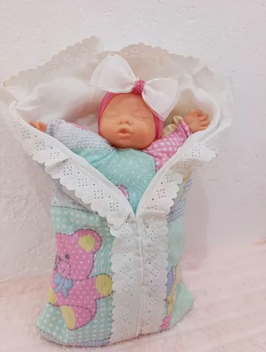 Bonequinha no saco de dormir