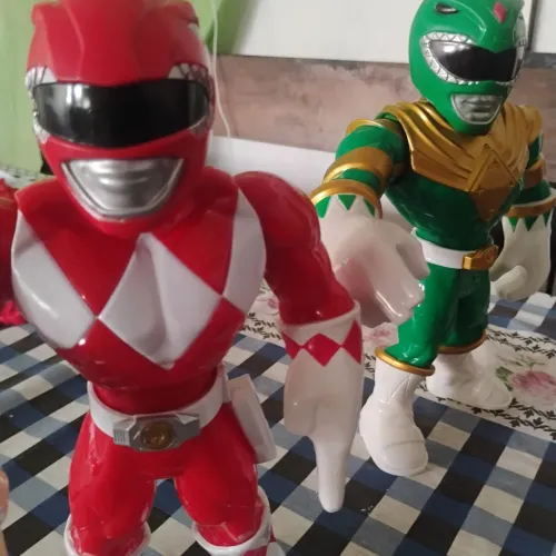 Vende ser dois bonecos powerange verde e o vermelho mega com 25cm