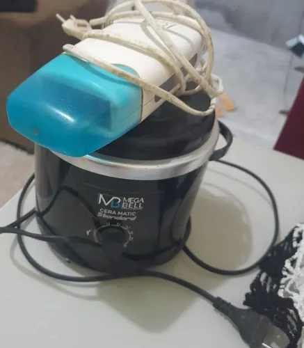 Panela e rolon de cera quente