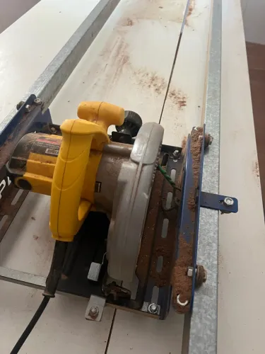 Makita e mesa de corte de móveis projetados