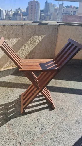 banco ou banqueta dobrável estilo tesoura/Savonarola em madeira ripada.