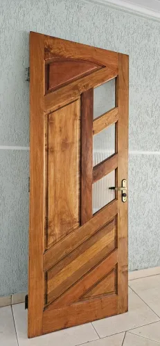 Porta externa - madeira maciça.
