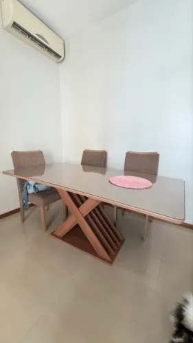 Mesa de jantar 6 lugares. 1.000,00