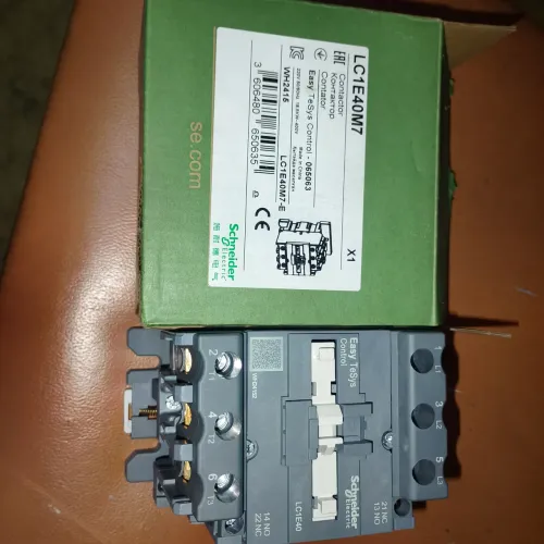 um contator Schneider Electric LC1E40M7 da linha Easy TeSys.