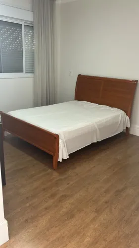 Cama de casal em madeira nogueira com colchão 2,10 x 1,50