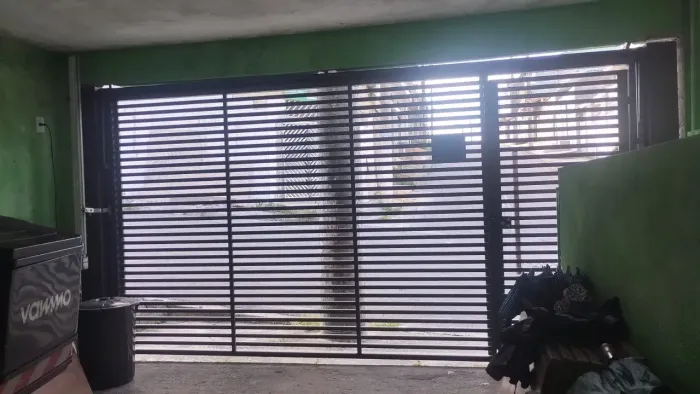 Vendo uma casa no centro de Ferraz de Vasconcelos com duas casas cada casa tem 5 comados