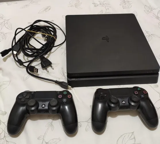 Vendo PlayStation 4 Slim + 2 controles (tudo original)