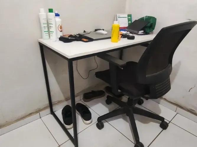 Escrivaninha e cadeira de escritório 