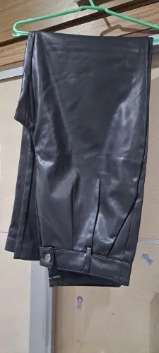Calça de couro sintético