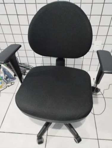 Cadeira de escritório com um mês de uso