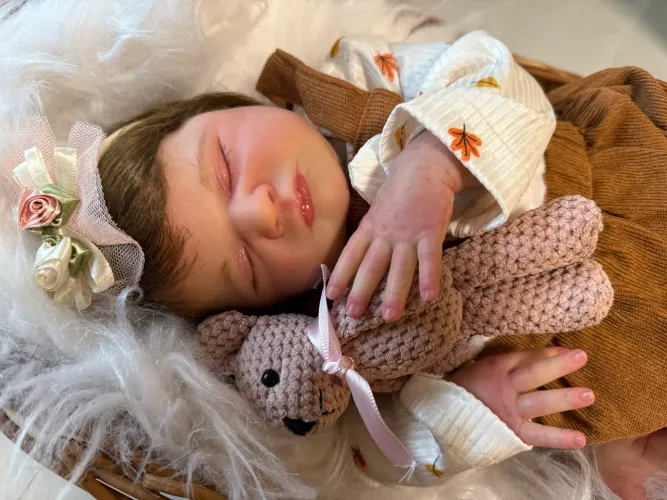 Bebê reborn realista com roupinha de raposa