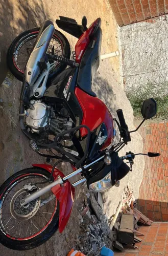 Vende-se essa moto, no jeito de transferir.