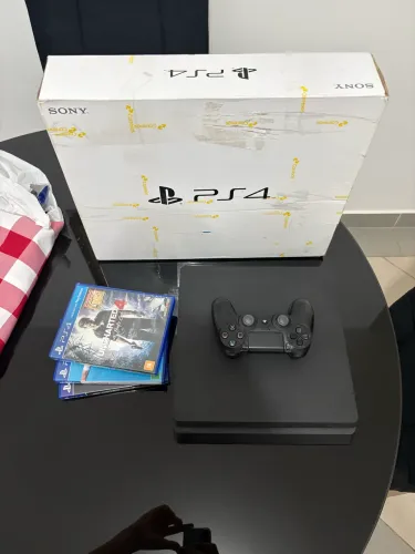 Ps4 slim + 4 jogos