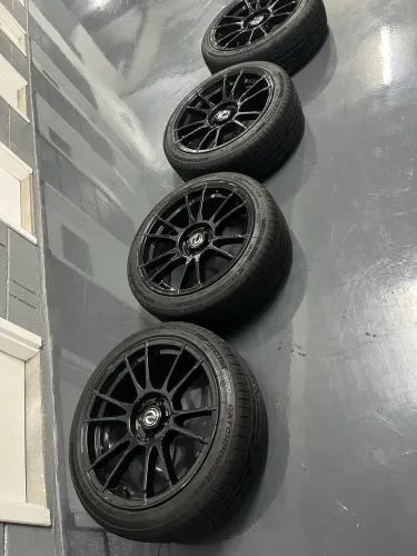 Rodas com pneu aro 17 furação 4x100 semi novos 1 mês de uso preto piano raiada