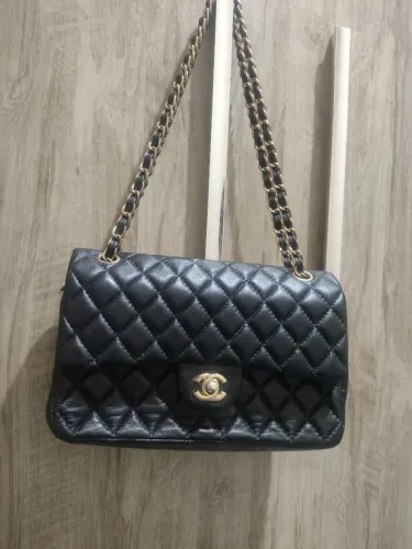 BOLSA ESTILO CLÁSSICA CHANEL, PRETA COM CORRENTE DOURADA