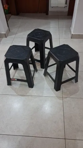 Banqueta de plástico preta 