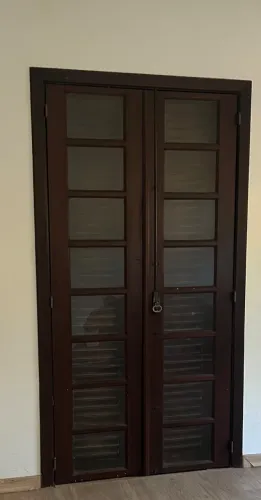 Vendo uma porta dupla de madeira, sem marco.  Medida: 1,00 x 2,08 m  Valor: R$ 1.480,00
