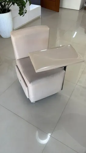 Poltrona com gaveta para manicure e demais semi nova pra sair hj