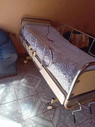 CAMA DE HOSPITAL COM COLCHÃO DE AR