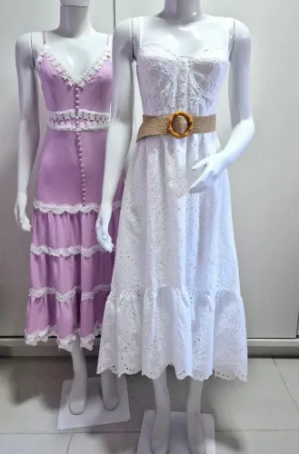 Vestido midi assimétrico, feito em lese, tamanho S, acompanha cinto