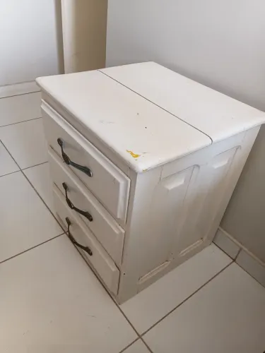 DUAS MESAS DE CABECEIRA EM MADEIRA