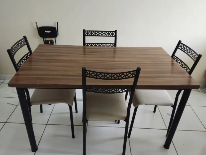 Mesa de ótima qualidade, quatro lugares.