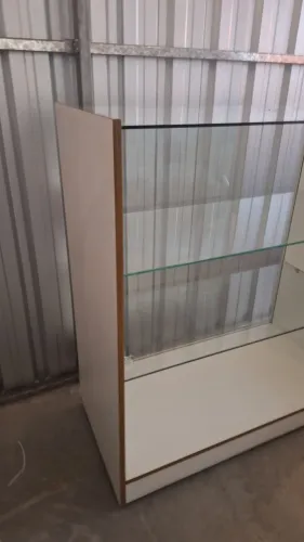 Balcão expositor com prateleira de vidro