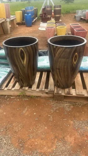 Vasos de plantas feito de cimento e arame galvanizado 