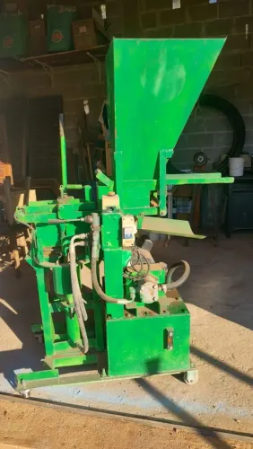 Máquina hidráulica para fabricação de tijolo ecológico da marca Verde Equipamentos