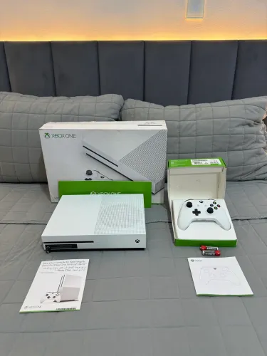 Xbox One S 500GB + Caixa e Manuais - NOVO
