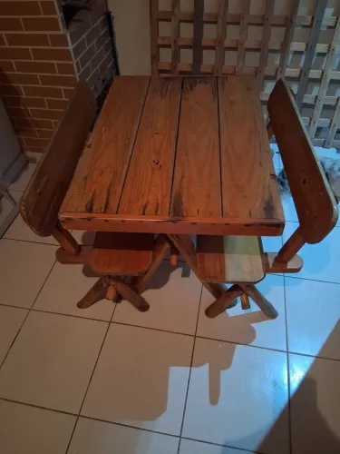 Mesa rústico com bancos