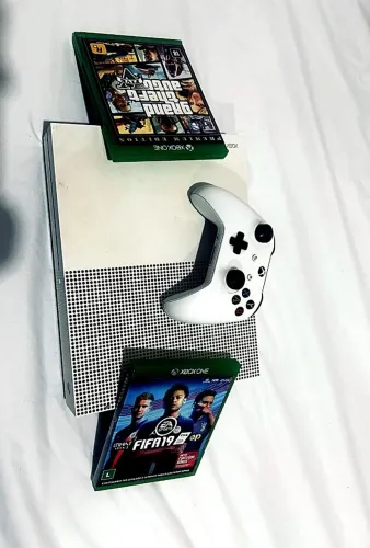 Xbox One S + 2 controles + 2 jogos - tudo funcionando