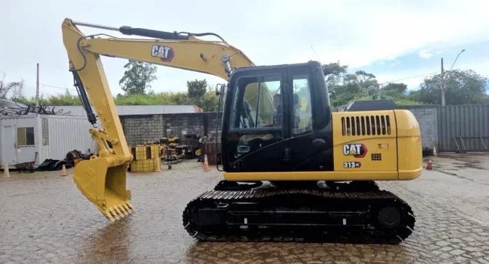 Escavadeira Caterpillar 313 GC  ano 2023, com 7.700 horas e ar condicionado, em MG