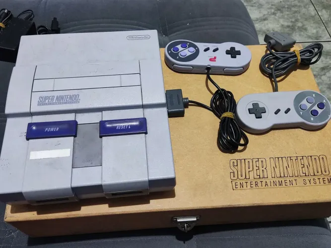 Super Nintendo Com jogos e 2 manetes 
