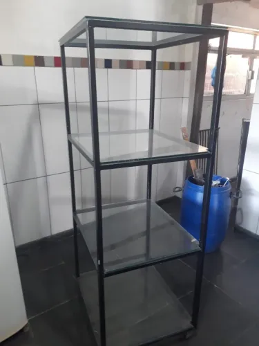 ESTANTE EM METALON / VIDRO