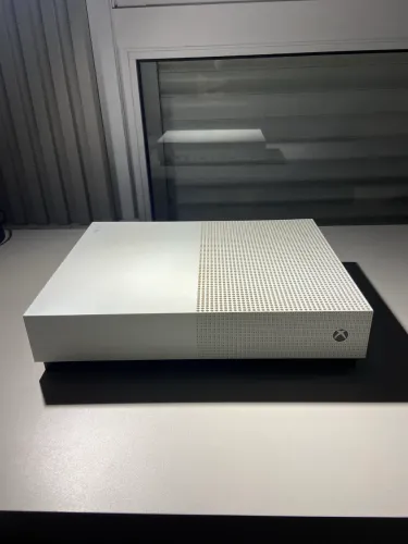 Xbox one s 1 terabyte com controle em ótimas condições