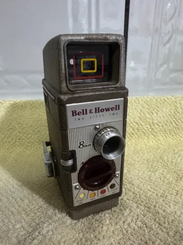 Câmera de filme vintage Bell & Howell 252 Two-Fifty-Two de 8mm