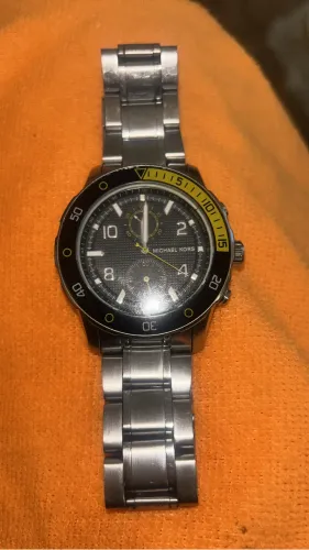 Relógios Tommy Hilfiger e Michael Kors.
