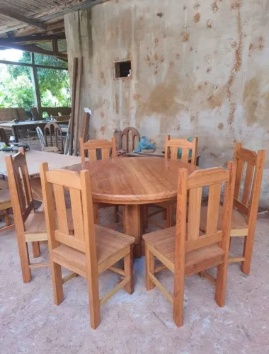 VENDE-SE MESA REDONDA DE MADEIRA MACIÇA ANGELIM COM 6 CADEIRAS