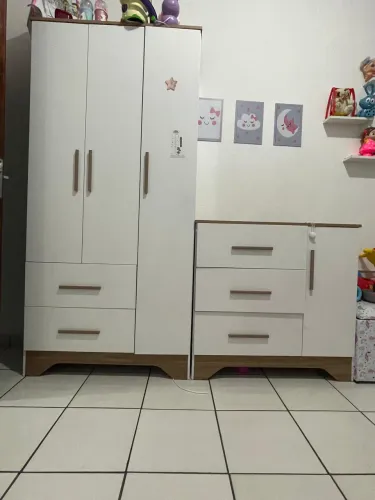 Conjunto de guarda roupa e cômoda infantil 
