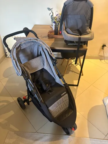 Carrinho de bebê com bebê conforto cosco kids